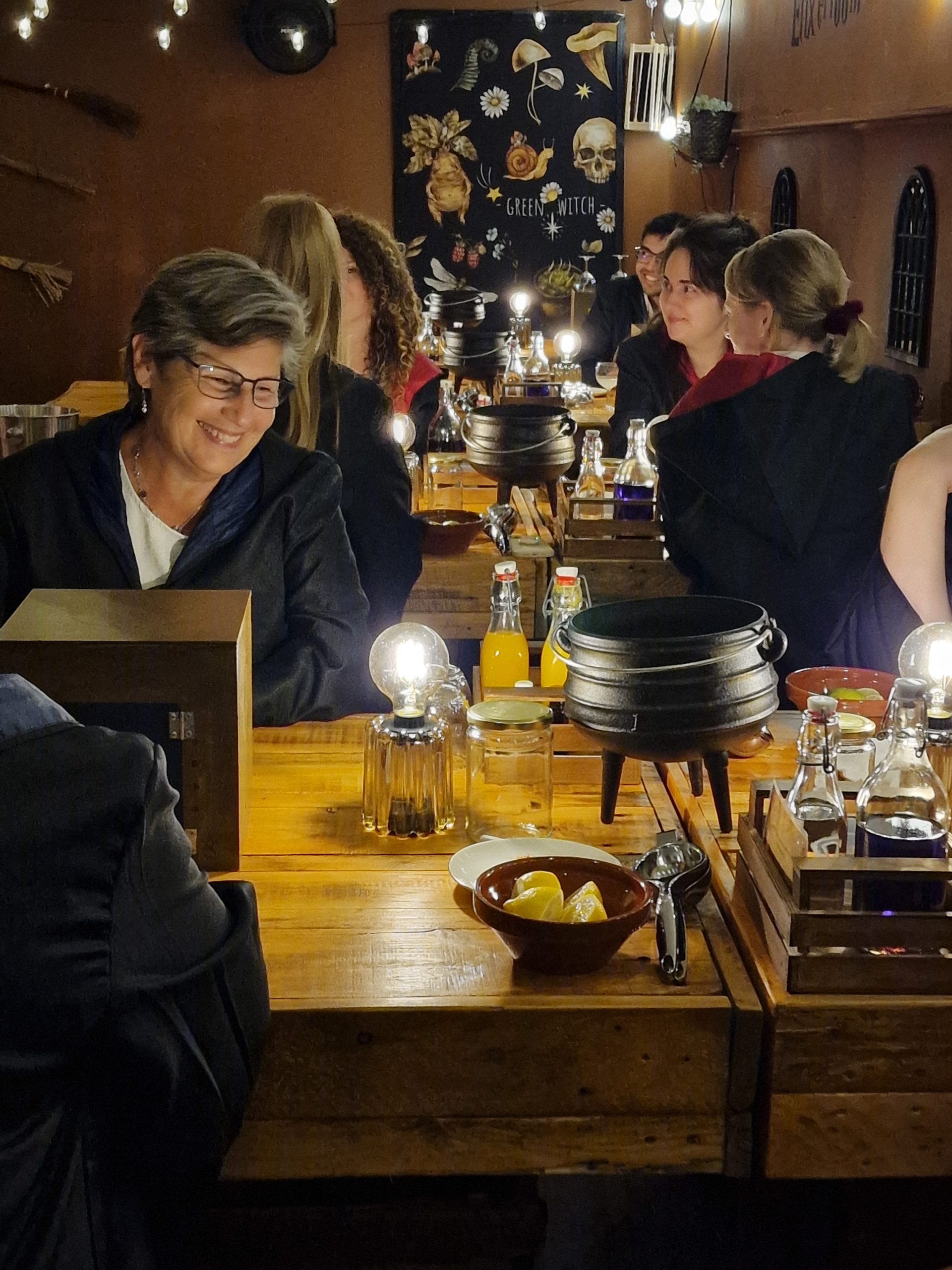 mensen tijdens wizzarding cocktail workshop