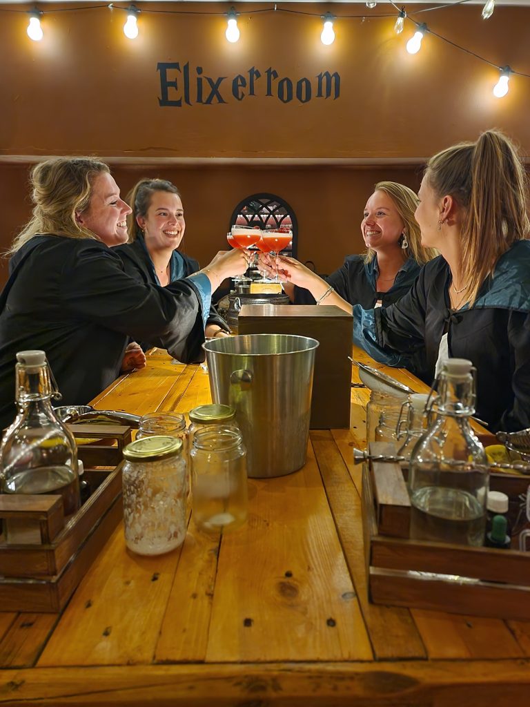 4 mensen proosten met cocktails Elixer Room