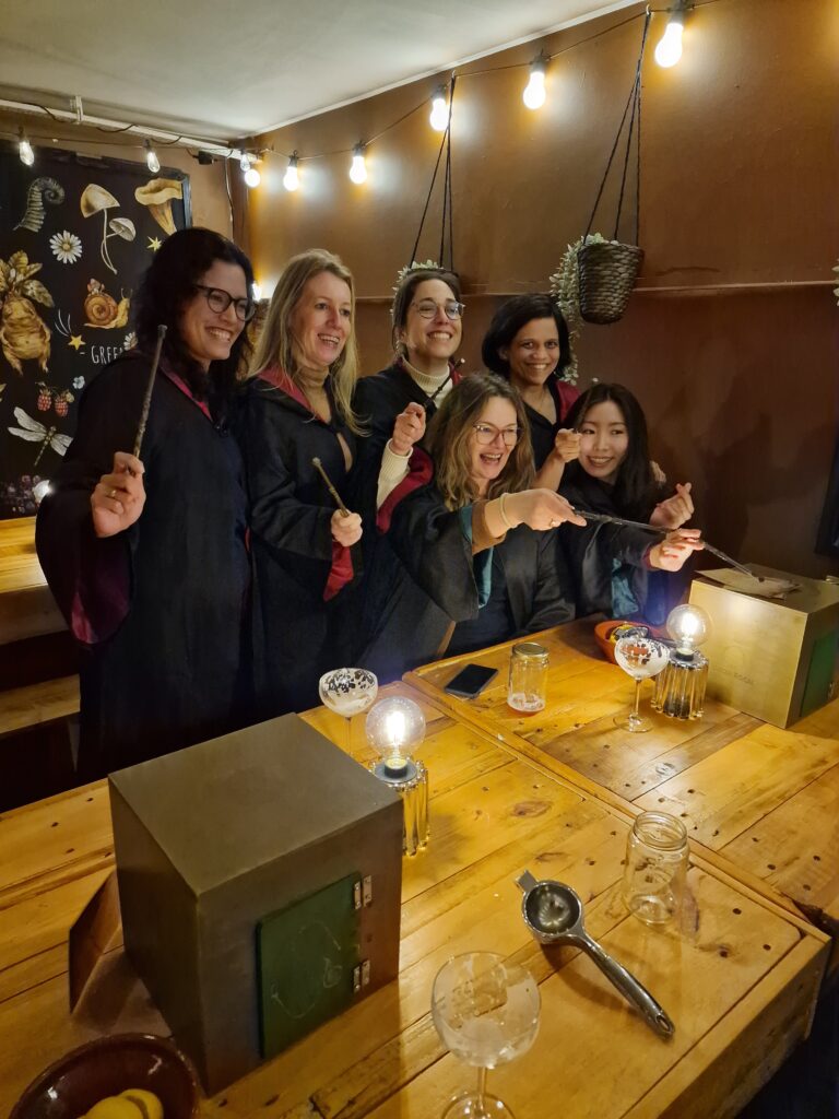 Teamuitje in Elixer Room spelend met toverstok