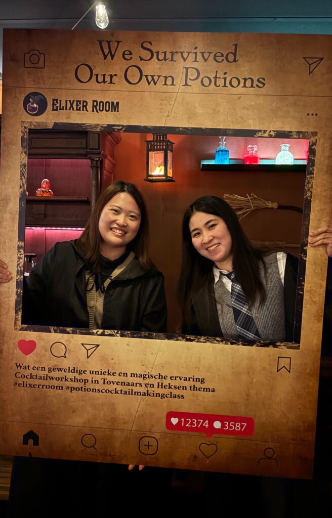 2 studenten met Elixer Room Frame foto